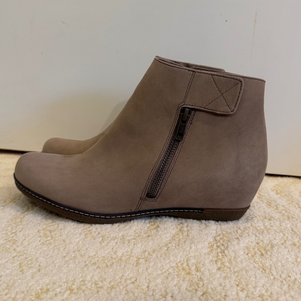 Dansko Nubuck Taupe Wedge Bootie SZ 39 NWT